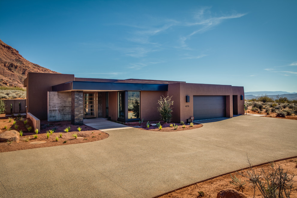 Imagen de fachada de casa beige industrial de tamaño medio de una planta con revestimiento de estuco, tejado plano y tejado de metal