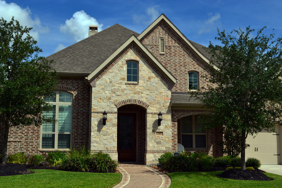 Photo of a traditional house exterior in Houston.