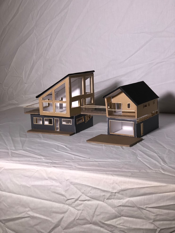 Aménagement d'une façade de maison beige contemporaine en bois de taille moyenne et à un étage avec un toit à deux pans.
