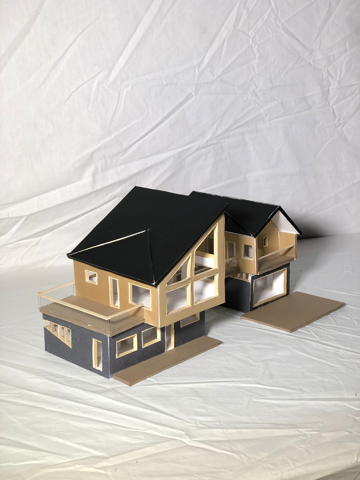 Стильный дизайн: двухэтажный, деревянный, бежевый частный загородный дом среднего размера в современном стиле с двускатной крышей - последний тренд
