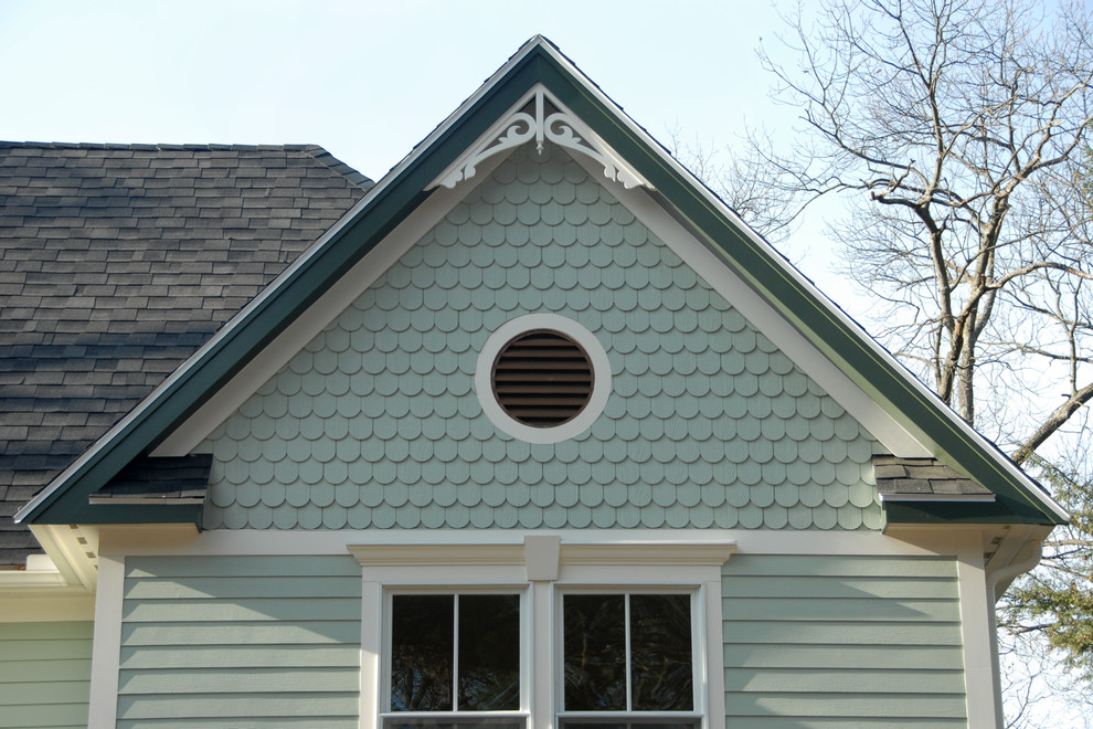 Geräumige, Zweistöckige Klassische Holzfassade Haus mit grüner Fassadenfarbe und Satteldach in Boston