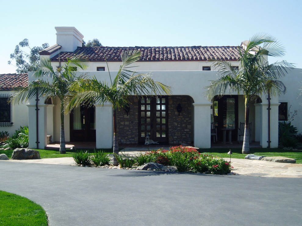 Foto della villa bianca mediterranea a un piano di medie dimensioni con rivestimento in stucco e copertura a scandole