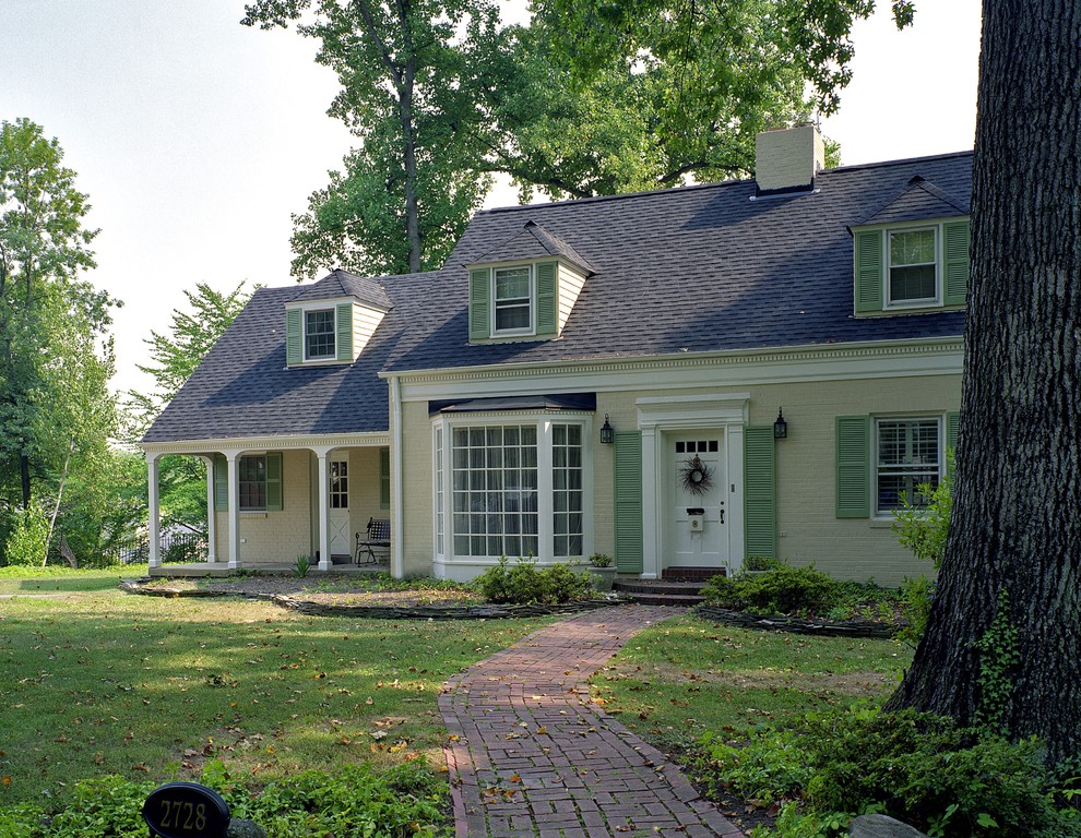 ワシントンD.C.にある小さなトラディショナルスタイルのおしゃれな家の外観 (レンガサイディング) の写真