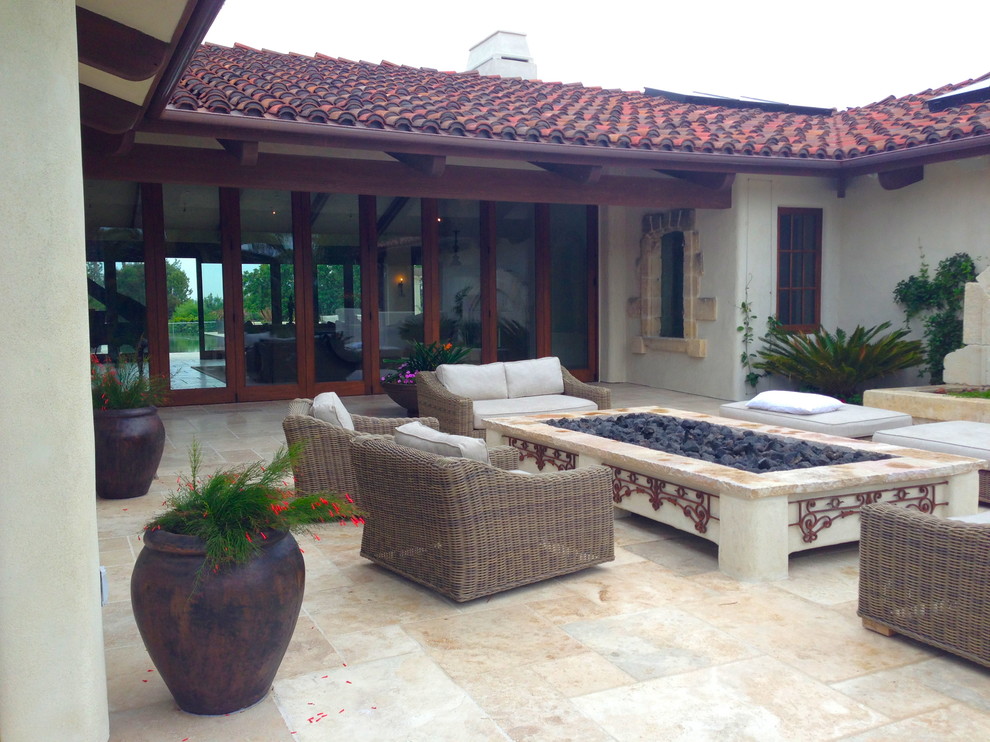Foto de patio mediterráneo grande en patio y anexo de casas con brasero y adoquines de piedra natural