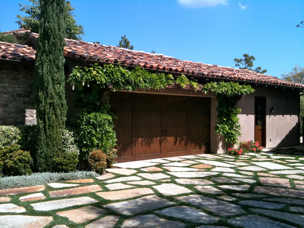 Imagen de fachada de casa beige mediterránea grande de dos plantas con revestimientos combinados y tejado de teja de madera