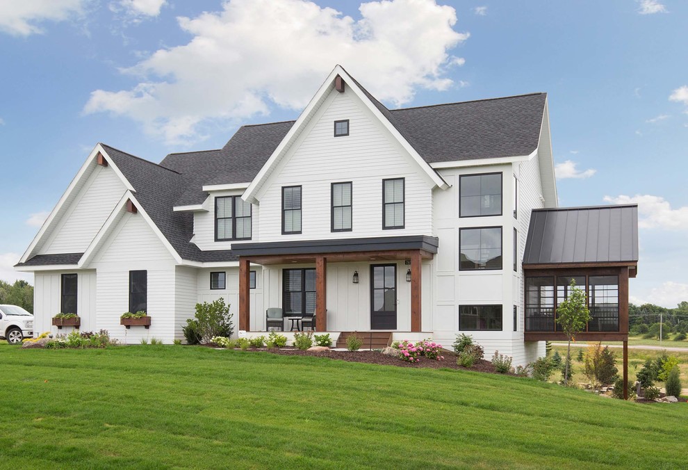 Zweistöckiges Country Einfamilienhaus mit weißer Fassadenfarbe, Satteldach und Schindeldach in Minneapolis