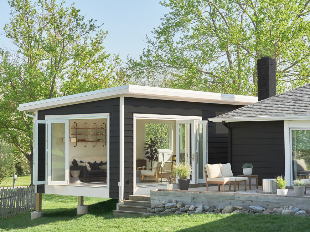 Источник вдохновения для домашнего уюта: маленький, одноэтажный, серый частный загородный дом в стиле ретро с односкатной крышей и крышей из гибкой черепицы для на участке и в саду