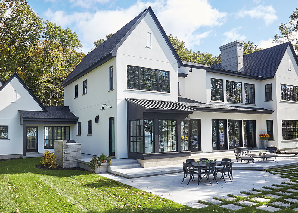 Imagen de fachada de casa blanca contemporánea grande de dos plantas con revestimiento de estuco, tejado a dos aguas y tejado de teja de madera