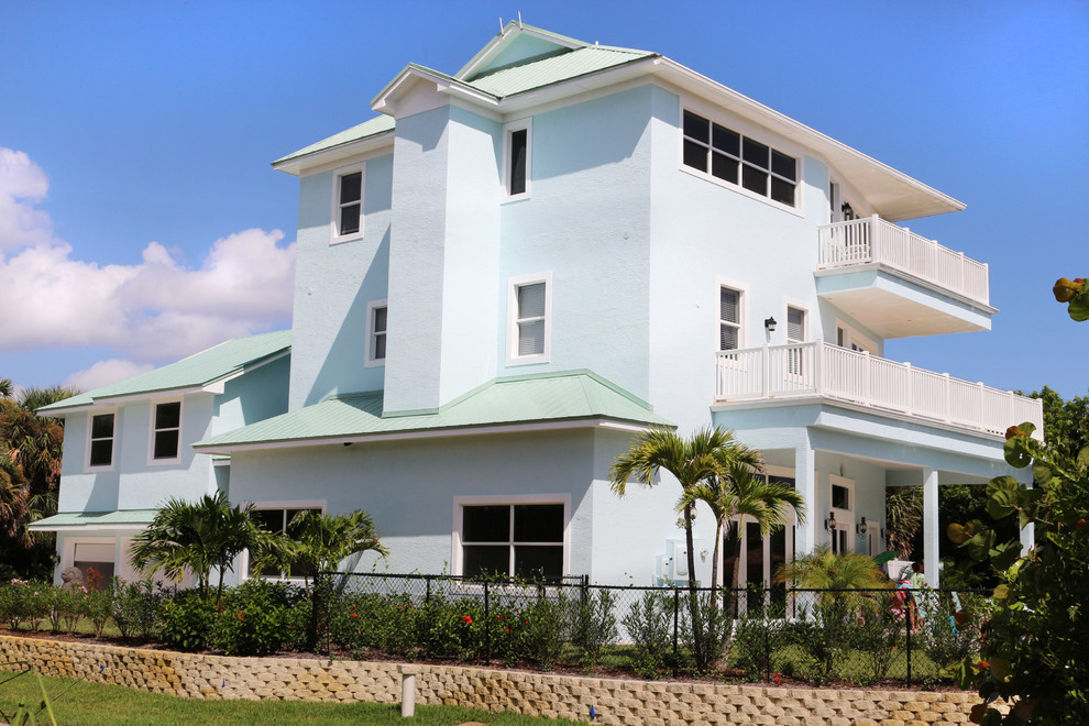 Tropical exterior home idea in Miami