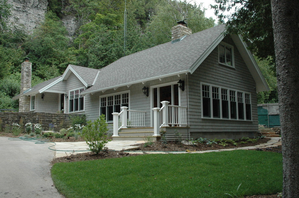 Mittelgroßes, Einstöckiges Rustikales Haus mit grauer Fassadenfarbe, Satteldach und Ziegeldach in Sonstige