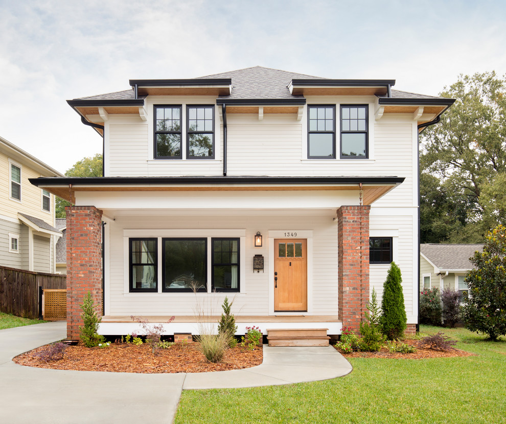 Mittelgroßes, Zweistöckiges Rustikales Einfamilienhaus mit Faserzement-Fassade, weißer Fassadenfarbe, Walmdach und Schindeldach in Charlotte