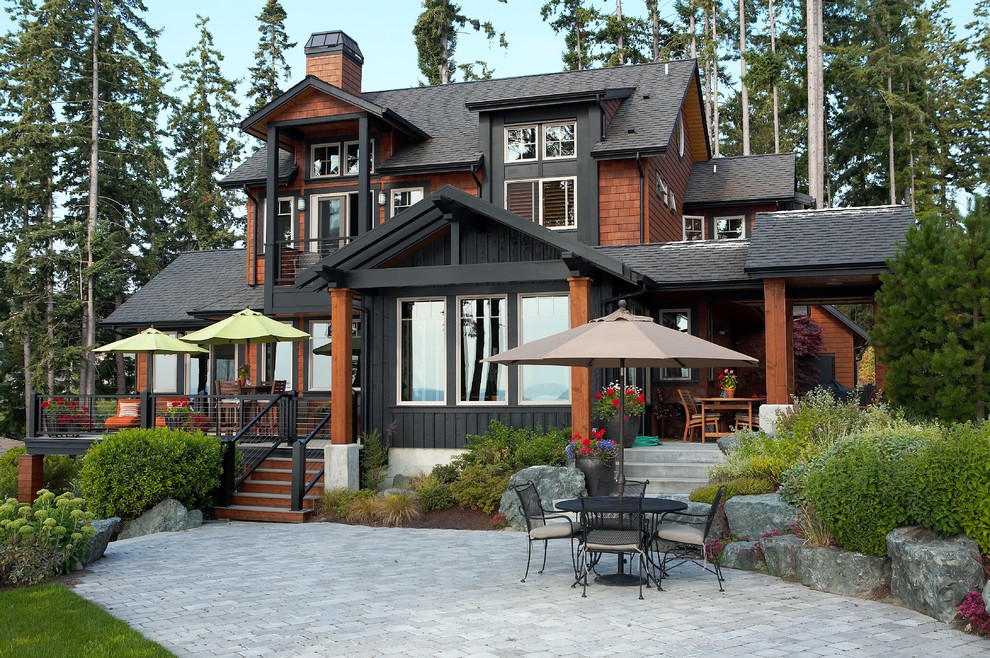 Aménagement d'une façade de maison multicolore montagne en bois à un étage avec un toit à deux pans et un toit en shingle.