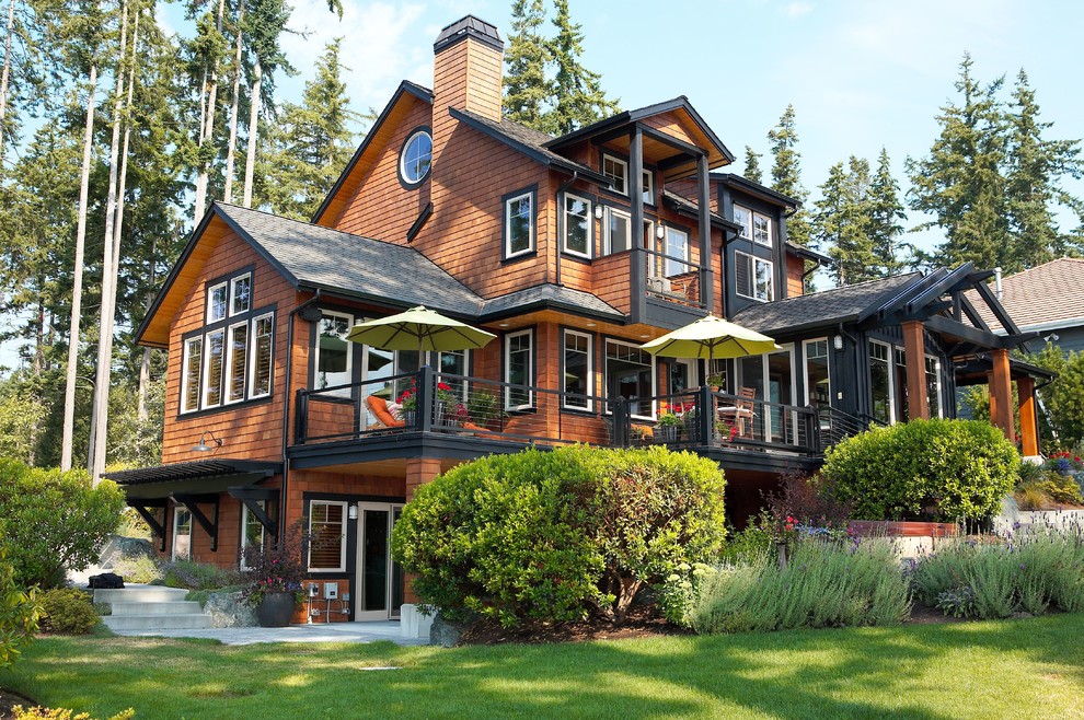 Ispirazione per la villa multicolore american style a due piani con rivestimento in legno, tetto a capanna e copertura a scandole