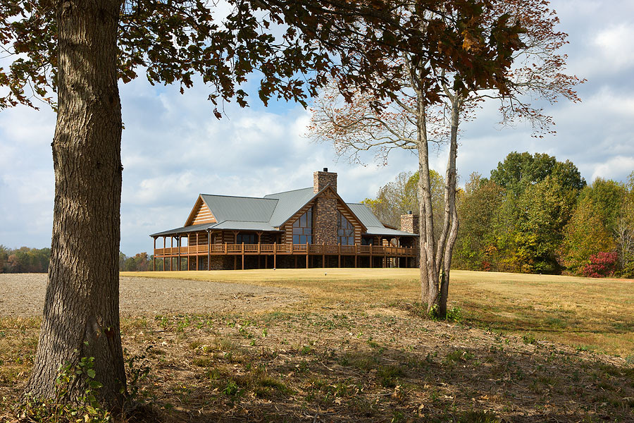 Стильный дизайн: большой, двухэтажный, деревянный, коричневый дом в стиле рустика с двускатной крышей - последний тренд