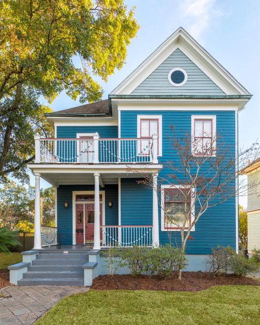 Choosing an exterior house paint color? Call in a pro.