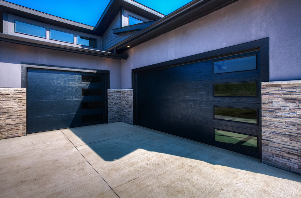 Idee per la facciata di una casa grande blu moderna a due piani con rivestimenti misti e copertura a scandole