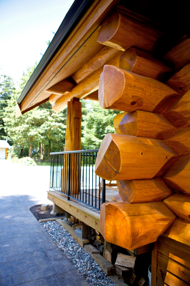 Exemple d'une grande façade de maison montagne en bois à un étage avec un toit à deux pans.