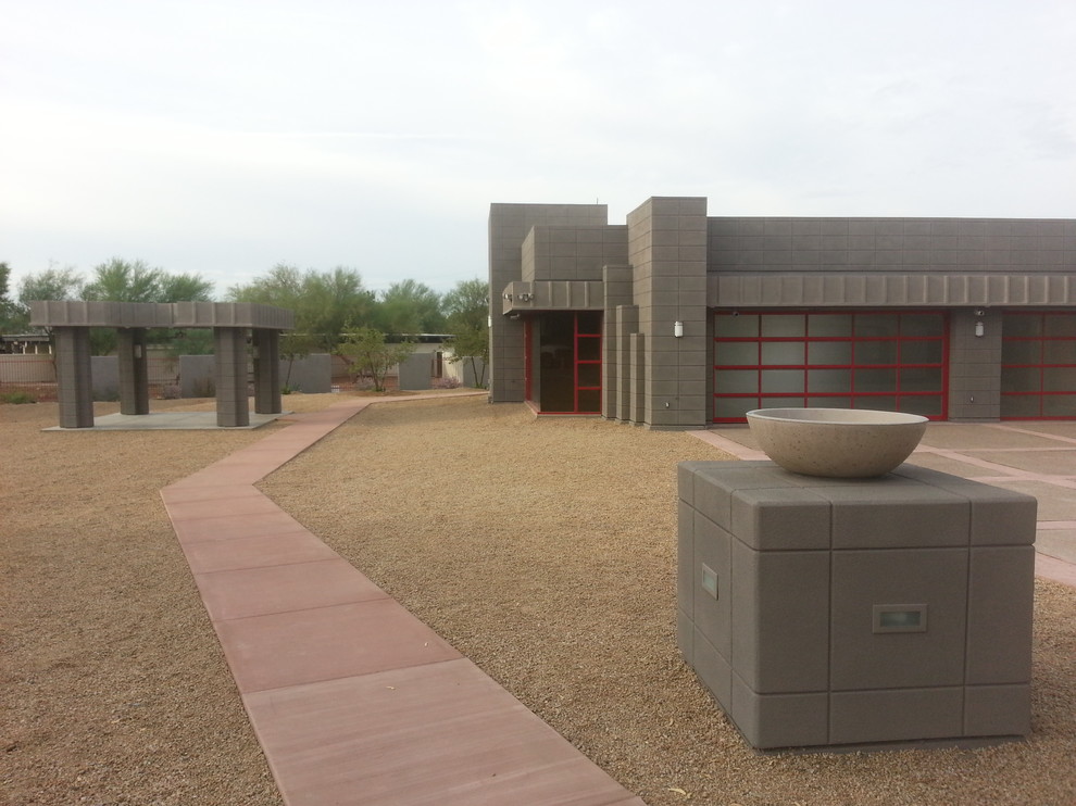 Einstöckiges Retro Haus mit Putzfassade, grauer Fassadenfarbe und Flachdach in Phoenix