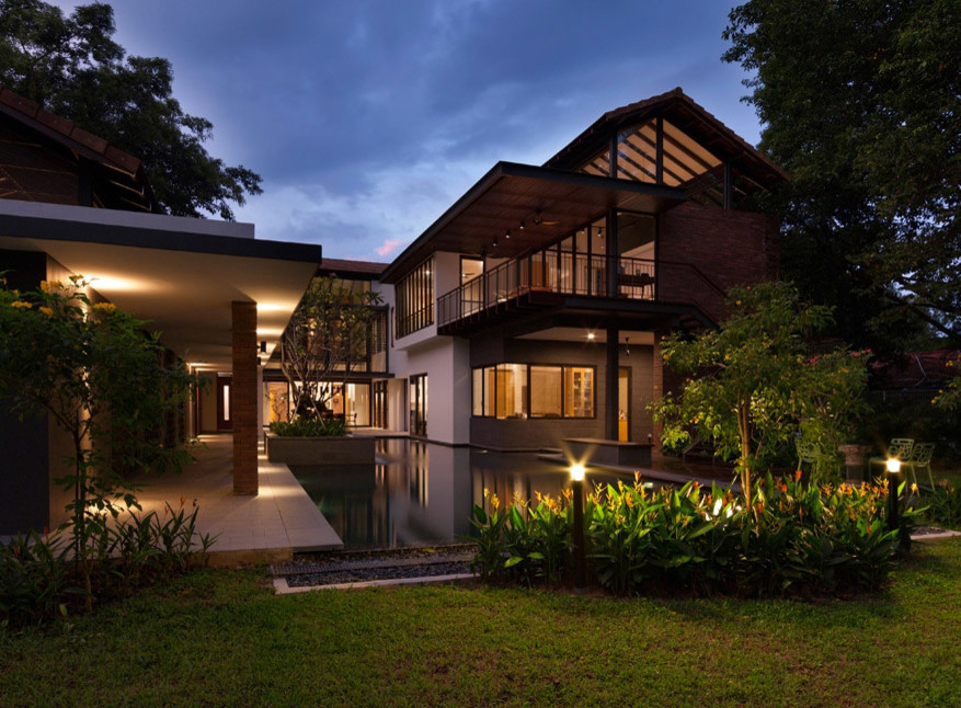 Inspiration for a contemporary house exterior in Singapore.
