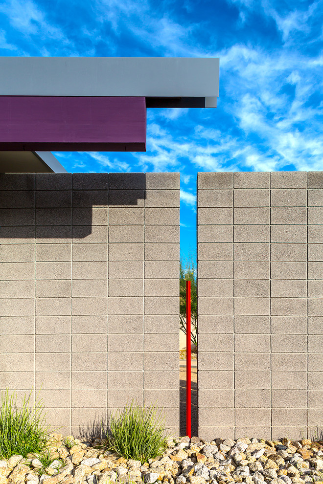 Einstöckiges Mid-Century Einfamilienhaus mit Betonfassade und grauer Fassadenfarbe in Phoenix