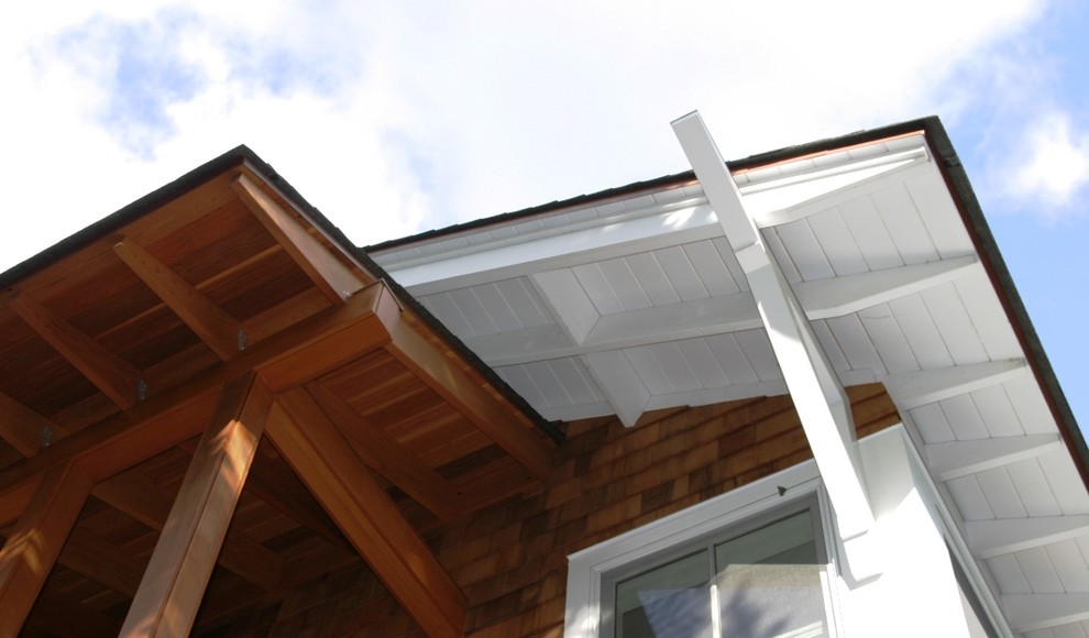 Idee per la villa marrone eclettica a due piani di medie dimensioni con rivestimento in legno e tetto a capanna