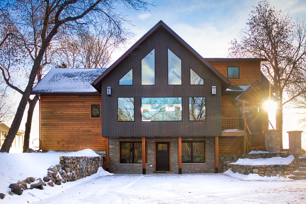 Dreistöckiges Uriges Haus mit brauner Fassadenfarbe und Satteldach in Sonstige