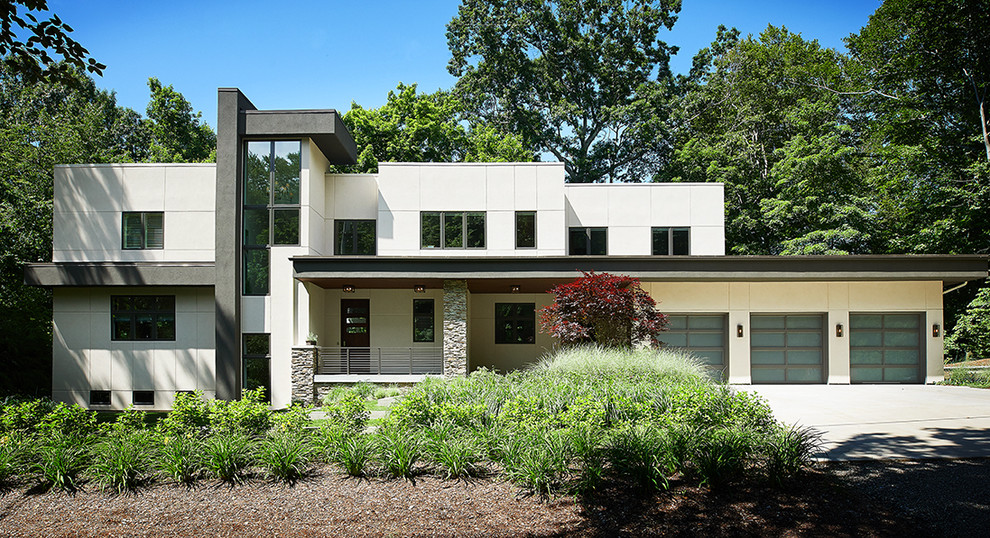 Стильный дизайн: большой, двухэтажный, белый частный загородный дом в современном стиле с облицовкой из ЦСП, плоской крышей и крышей из смешанных материалов - последний тренд