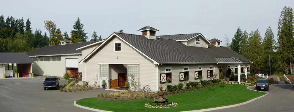 Diseño de fachada beige tradicional grande de dos plantas con revestimientos combinados