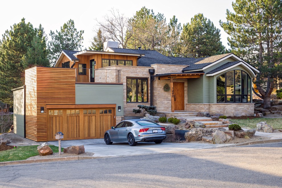 Inspiration pour une façade de maison verte traditionnelle à niveaux décalés avec un revêtement mixte et un toit à deux pans.