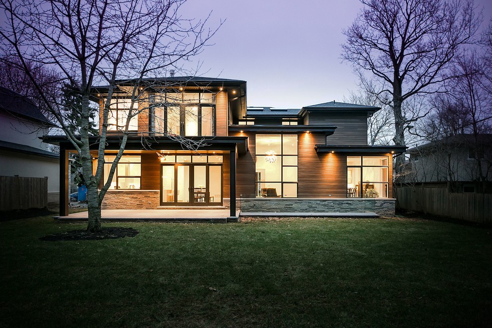 Dreistöckiges Modernes Einfamilienhaus mit Mix-Fassade, grauer Fassadenfarbe und Flachdach in Toronto