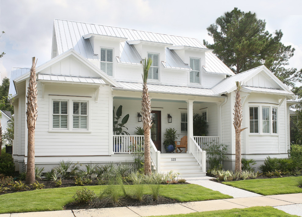 Diseño de fachada blanca tropical de dos plantas