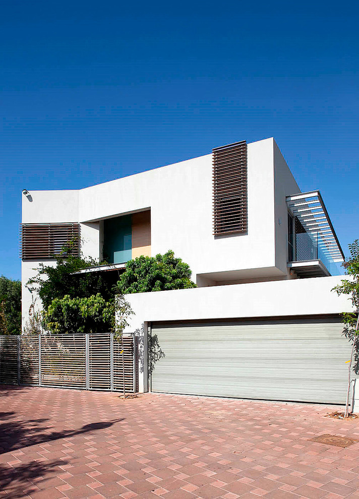 Design ideas for a contemporary two floor house exterior in Tel Aviv.