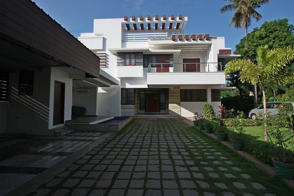 Inspiration for a contemporary exterior home remodel in Chennai