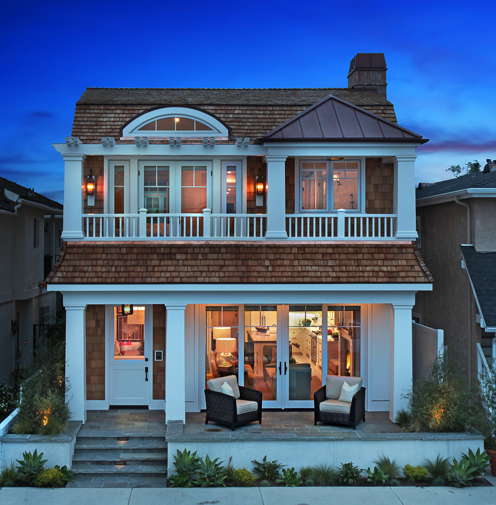 Photo of a medium sized traditional two floor house exterior in Orange County with a shingle roof.