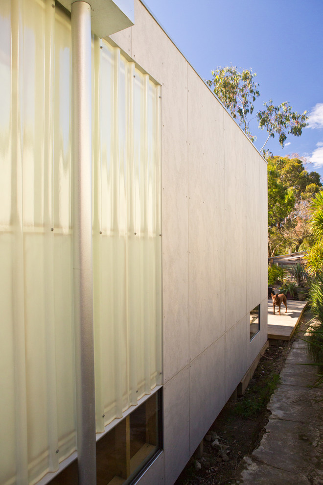 Foto de fachada gris contemporánea de tamaño medio de una planta con revestimiento de aglomerado de cemento y tejado plano