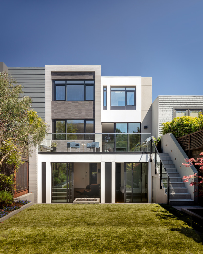 Modelo de fachada de casa multicolor actual de tres plantas con revestimientos combinados, tejado plano y escaleras