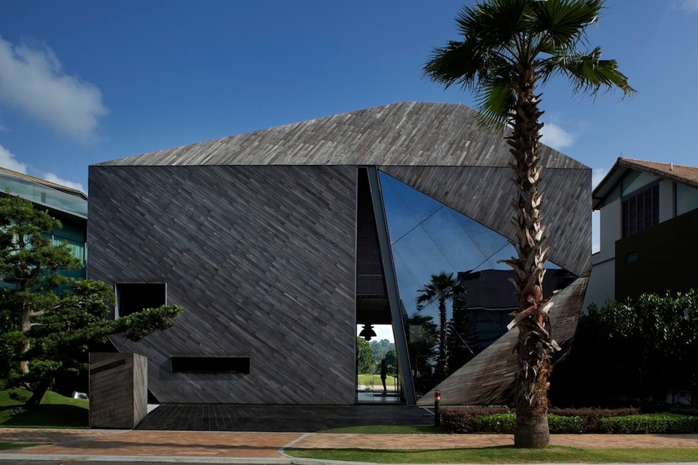 На фото: двухэтажный, деревянный дом в современном стиле с вальмовой крышей