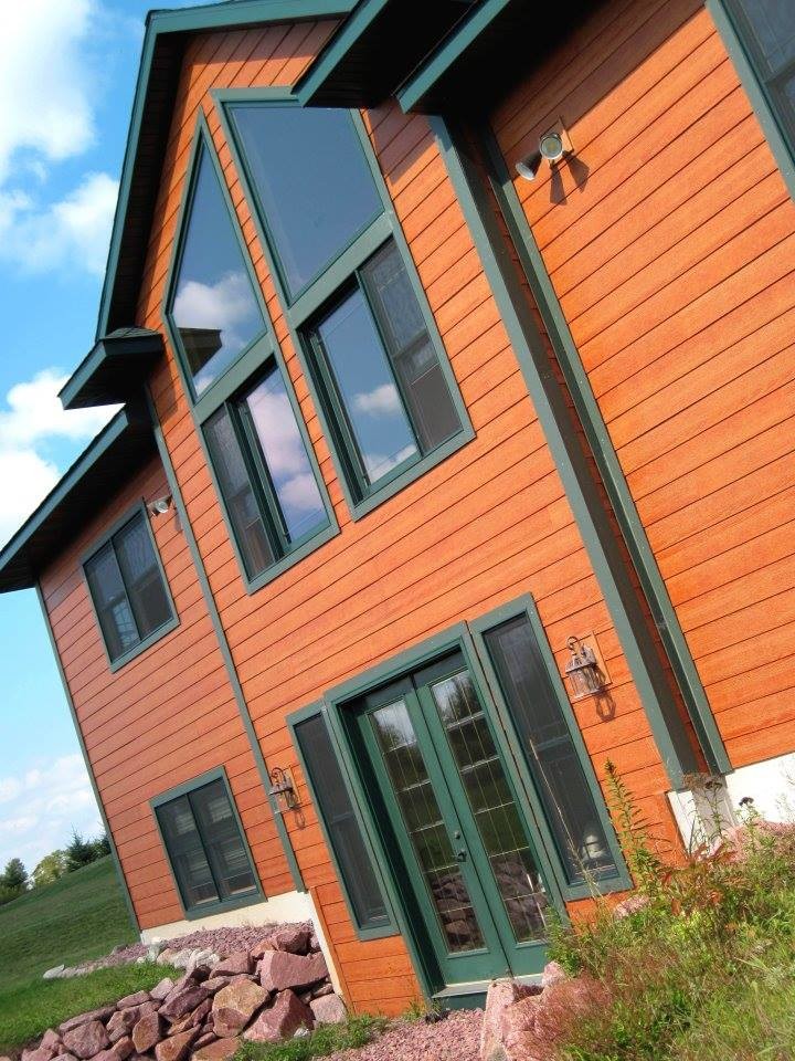 Стильный дизайн: большой, двухэтажный, коричневый дом в современном стиле - последний тренд