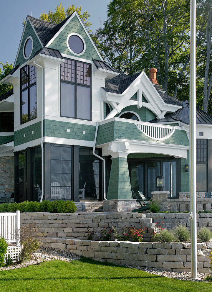 Cette image montre une grande façade de maison verte craftsman en panneau de béton fibré à un étage.
