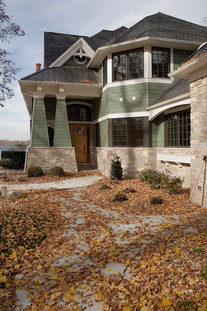 Idee per la facciata di una casa grande verde american style a due piani con rivestimento con lastre in cemento