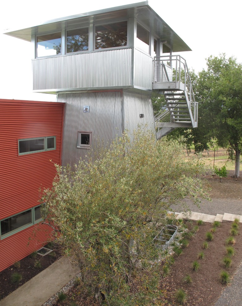 Idee per la facciata di una casa contemporanea a tre piani con rivestimento in metallo