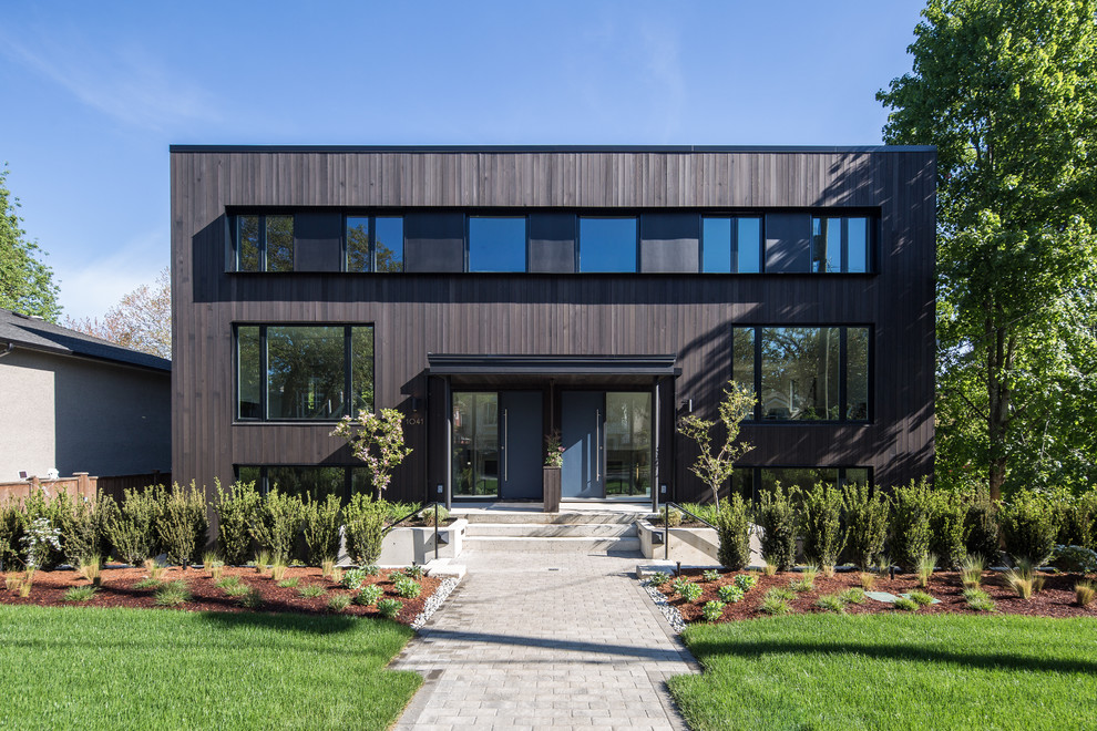 Diseño de fachada de casa bifamiliar marrón actual de tamaño medio de tres plantas con revestimiento de madera y tejado plano