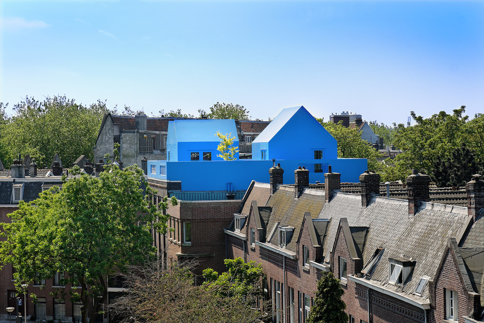 Idée de décoration pour une façade de maison bleue design.