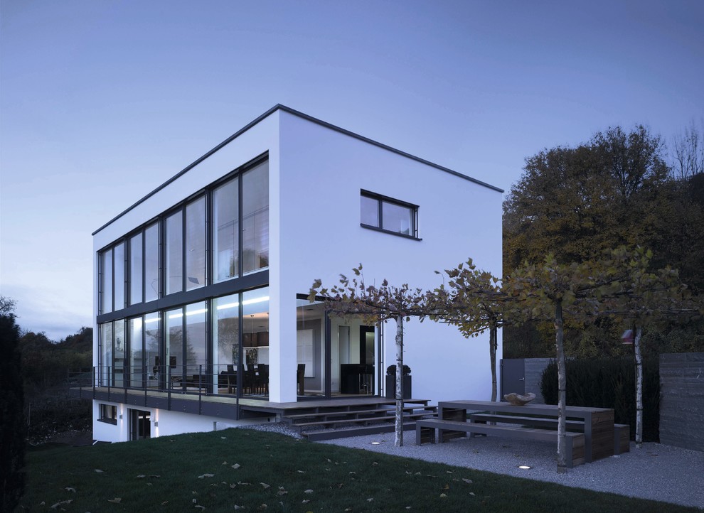 Inspiration pour une façade de maison minimaliste à un étage avec un toit plat.