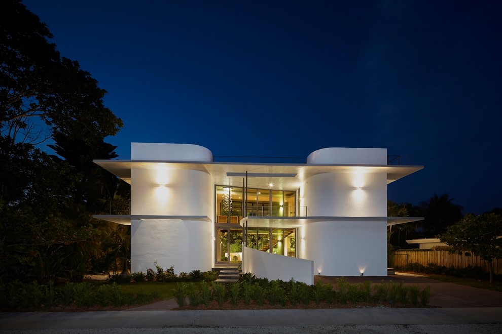 На фото: двухэтажный, белый, большой дом в стиле модернизм с облицовкой из бетона и плоской крышей