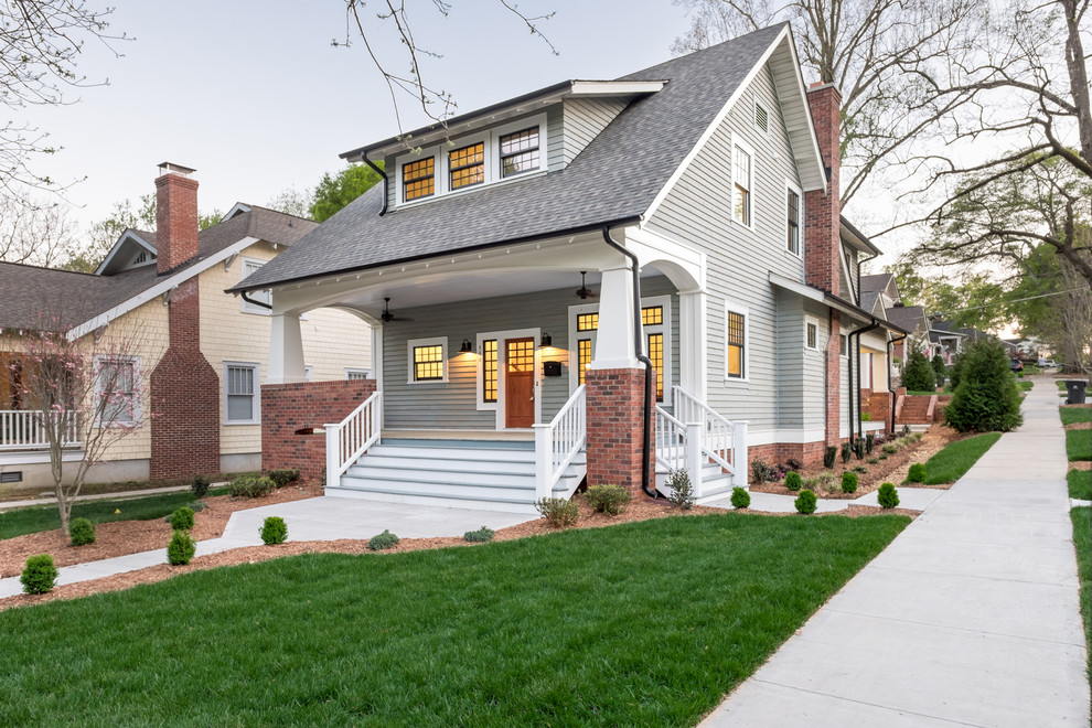Mittelgroßes, Zweistöckiges Rustikales Haus mit grauer Fassadenfarbe in Charlotte