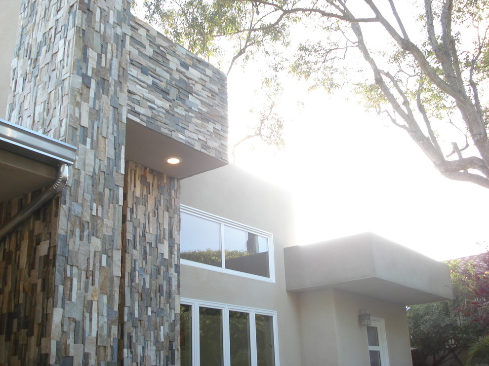 Großes, Einstöckiges Modernes Einfamilienhaus mit Mix-Fassade, beiger Fassadenfarbe, Flachdach und weißem Dach in Orange County