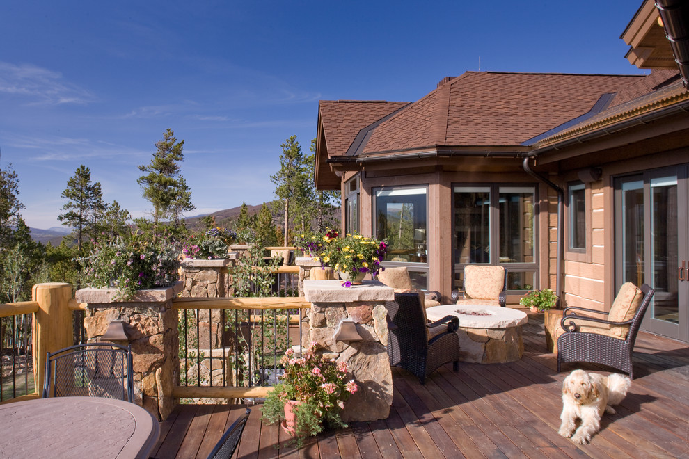 Idées déco pour une grande façade de maison beige montagne à un étage avec un revêtement mixte, un toit à quatre pans et un toit en shingle.