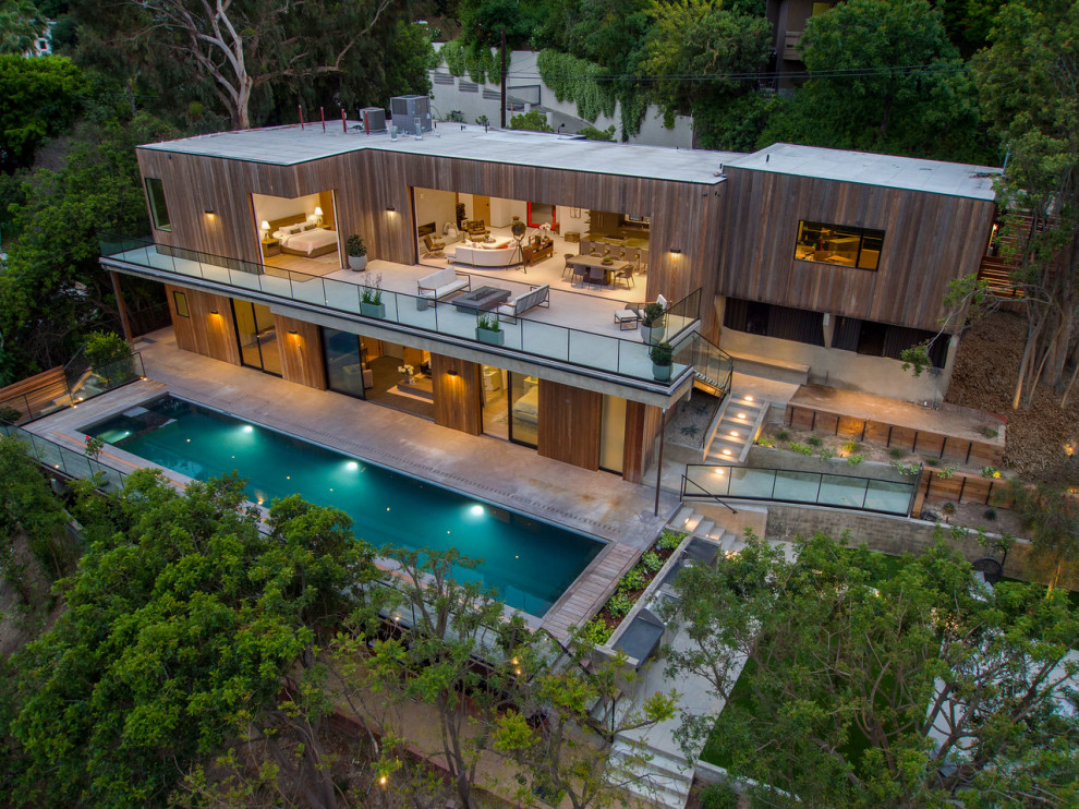 Großes, Zweistöckiges Modernes Einfamilienhaus mit grauer Fassadenfarbe, Flachdach und grauem Dach in Los Angeles