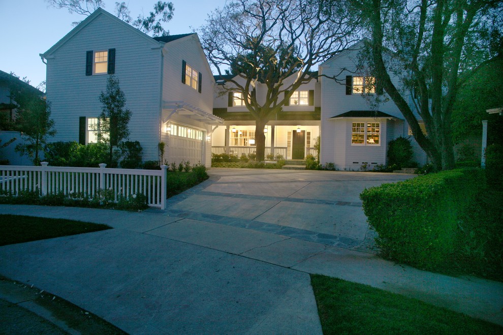 Design ideas for a traditional house exterior in Los Angeles.